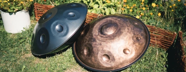 Zwei Handpans im Garten