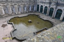 Wasserbecken und Wege gliedern den neu gestalteten Innenhof des Dresdner Zwingers. (Bild: Natalia Siedler)