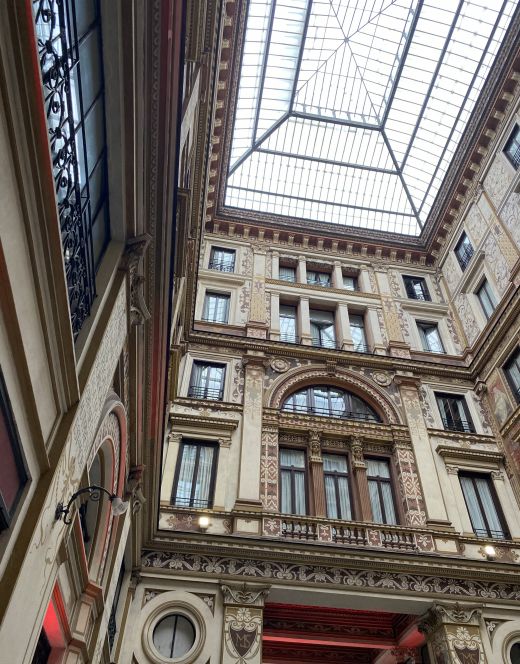 Galleria Sciarra, die zwischen 1885 und 1888 von Prinz Maffeo Barberini Colonna di Sciarra erbaut wurde und ein authentisches architektonisches Meisterwerk von Giulio De Angelis ist, Symbol des Geschmacks der Zeit .