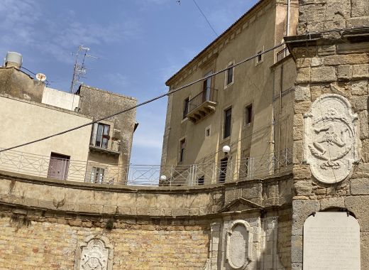 Caltagirone, Stadt des Val di Noto in Süd-Sizilien, UNESCO-Weltkulturerbe, hat ein historisches Zentrum der Stadt, das einige religiöse und zivile Gebäude mit prächtiger Architektur im spätsizilianischen Barockstil umfasst.