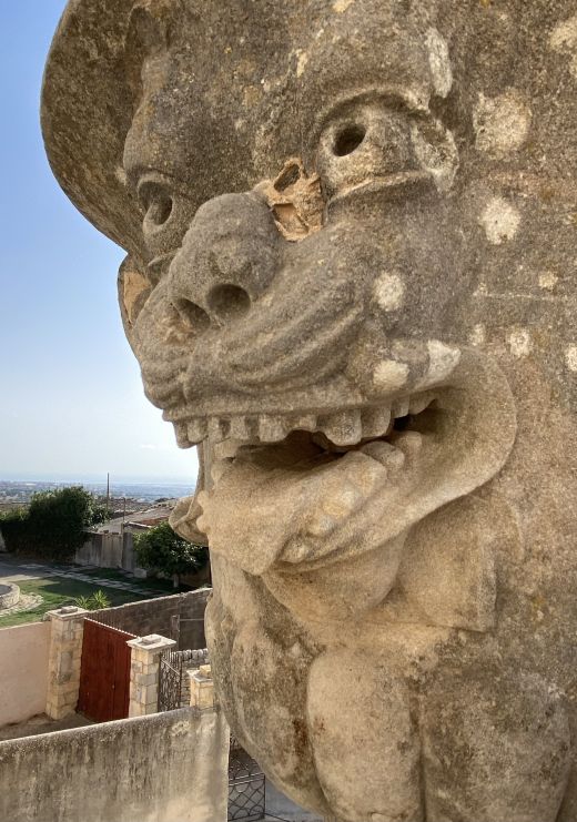 Donnafugata ist auch ein Park, ein riesiger historischer Garten, der noch immer mit den Geschichten verzaubert, die von seinen Alleen, Wegen und Stoffen, die zwischen den stillen Zweigen der alten Bäume versteckt sind, heraufbeschworen werden.